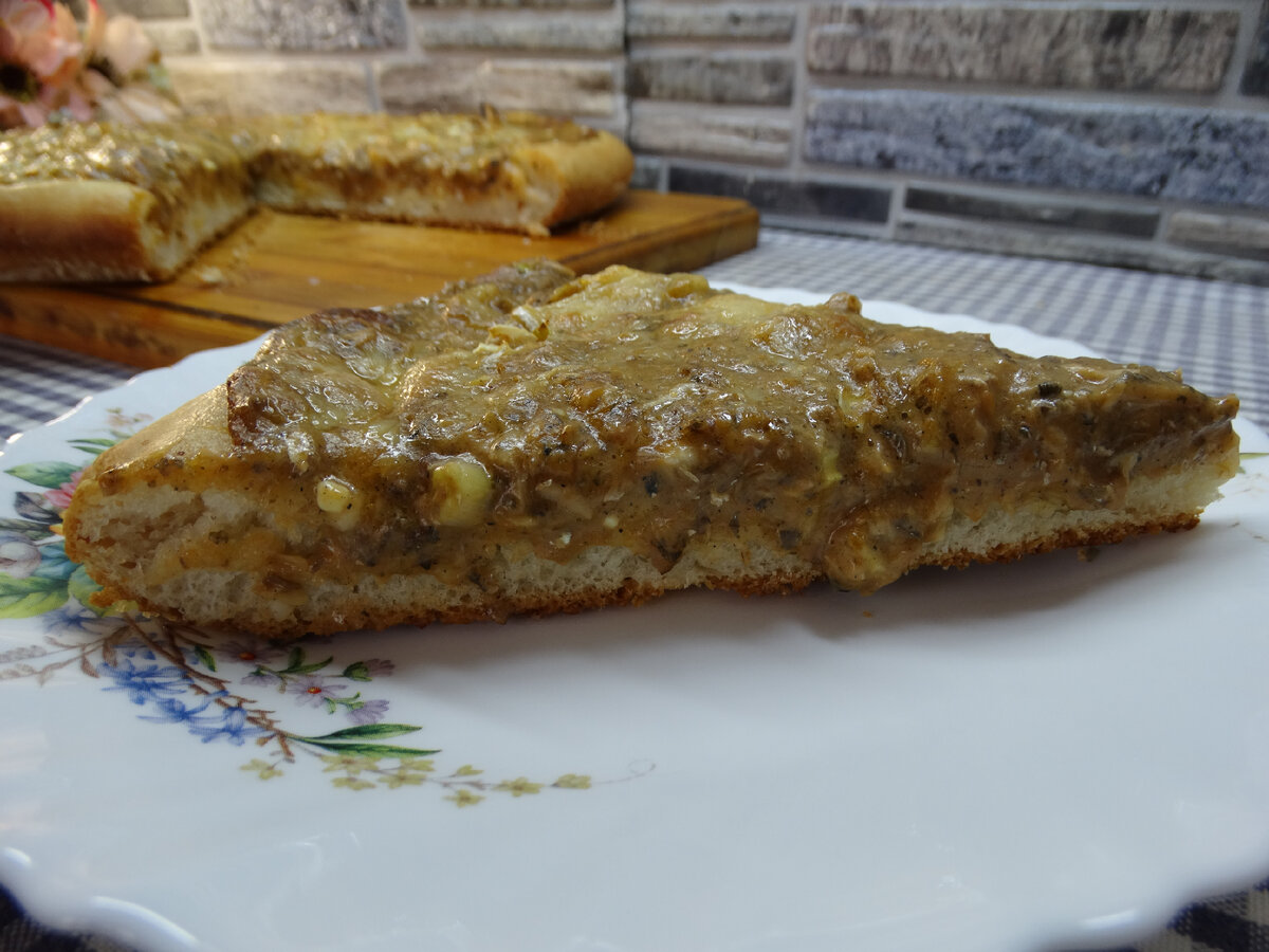 Пицца с килькой в томатном соусе 