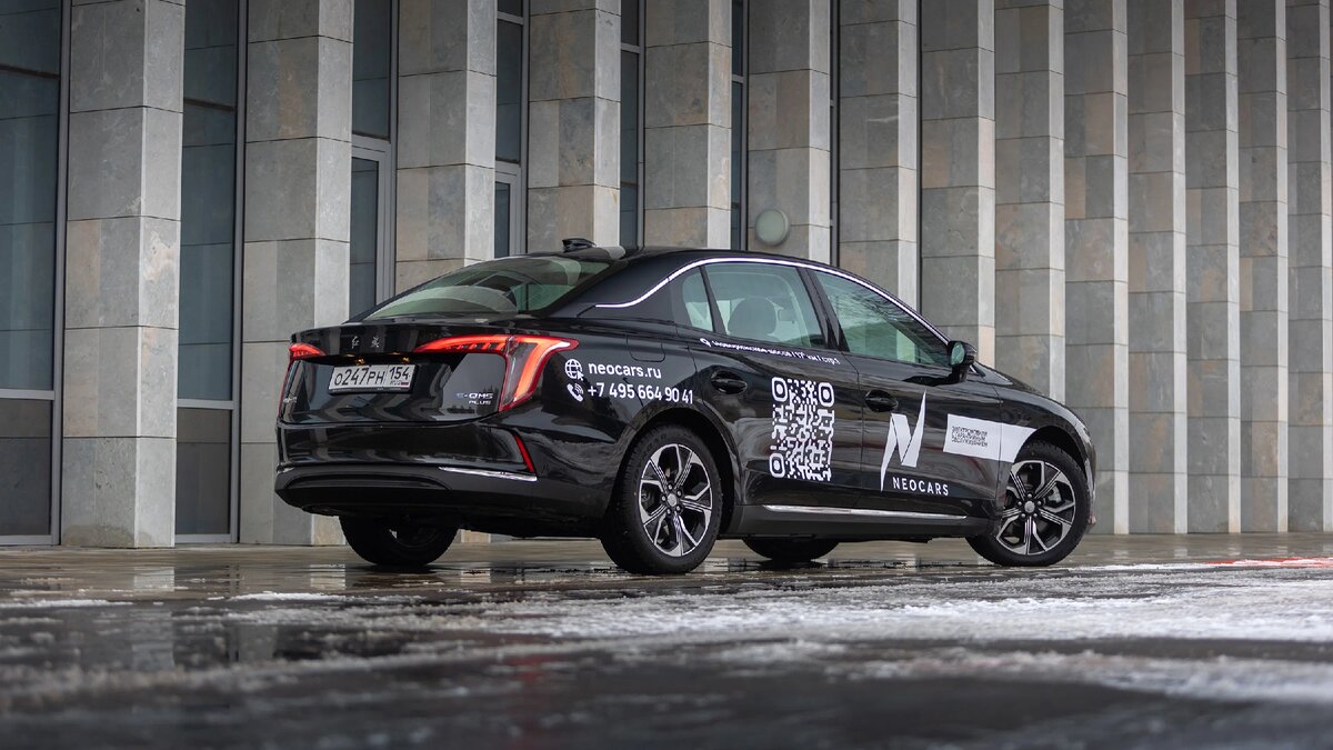 Hongqi E-QM5 можно заказать в черном, белом, сером или красном цветах