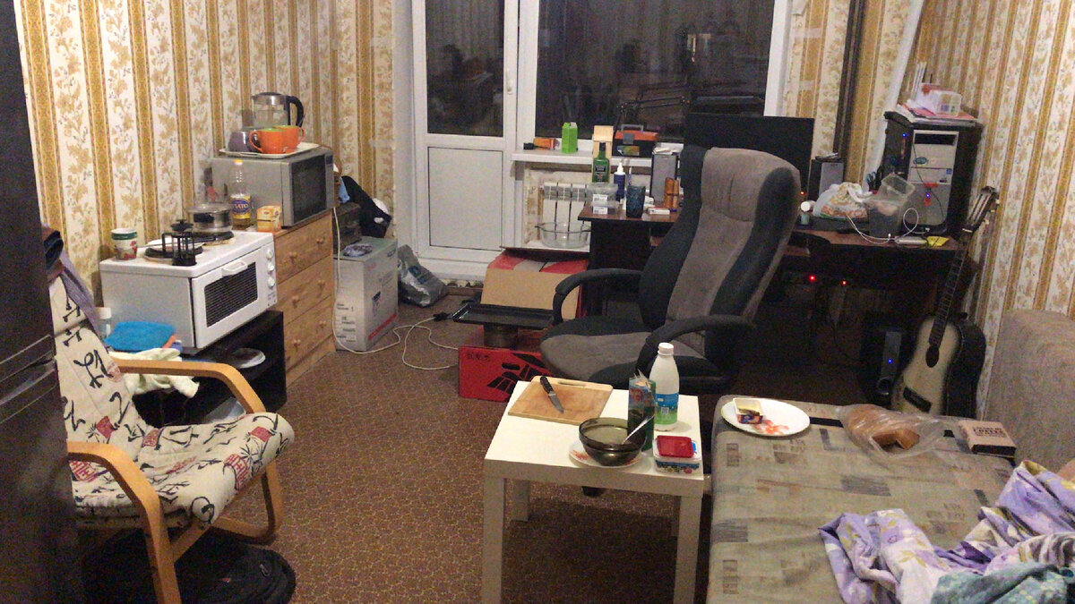 В такую переехала я. Холостяцкая берлога, это я уже часть коробок разобрала, привезла столик, комод. 