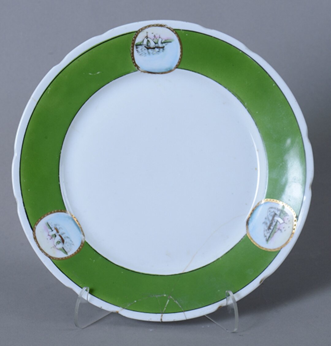 Фарфоровый завод «Пролетарий». Новгородская область (с. Бронницы, Новгородский округ, Ленинградская область). Тарелка с парусниками в медальонах по борту. Период создания:1934-1946 гг. Государственное автономное учреждение культуры Новосибирской области Новосибирский государственный художественный музей. Госкаталог.РФ.