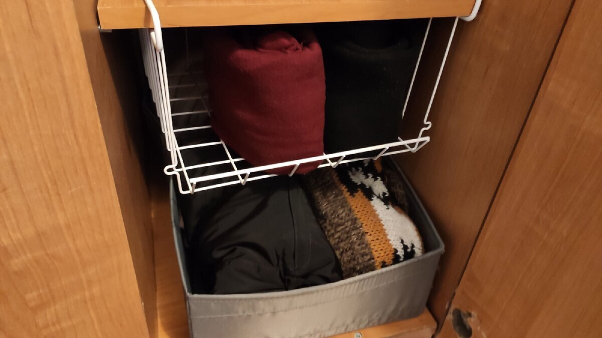 Бардак в квартире. Выбросить старые вещи. Уборка в шкафу. Кладет одежду в шкаф. Выброшенные вещи.