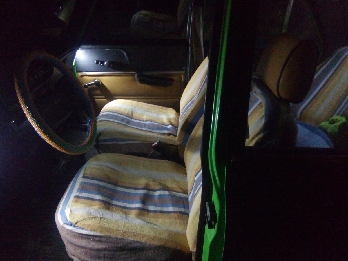 Свет в салоне АЗЛК 2140 в темное время суток (лампы современные диодные).