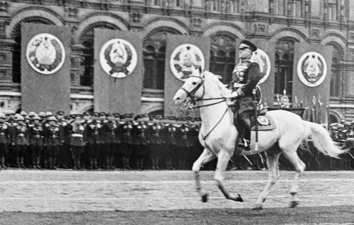    Заместитель Верховного Главнокомандующего Вооруженными Силами СССР, маршал Советского Союза Георгий Константинович Жуков во время Парада Победы на Красной площади после окончания Великой Отечественной войны, 1945 год  Евгений Халдей/ТАСС