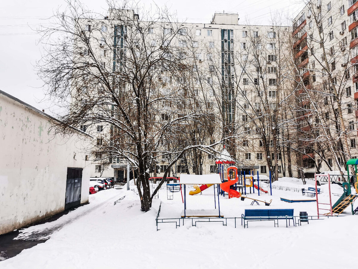 В начале марта была снежная погода. Детская площадка на то месте, где когда-то было футбольное поле.