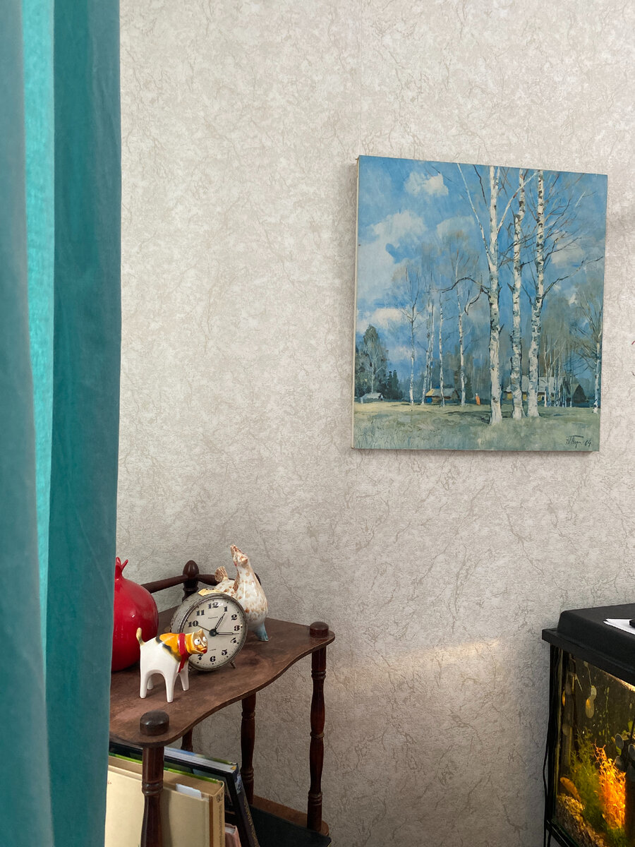 Вот эта картина. Не убираю ее - семейная память и под занавески подходит ; )))