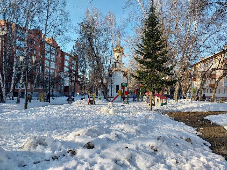 На фото - начало марта в Томске. Снега еще много, но солнце уже светит по-весеннему. 