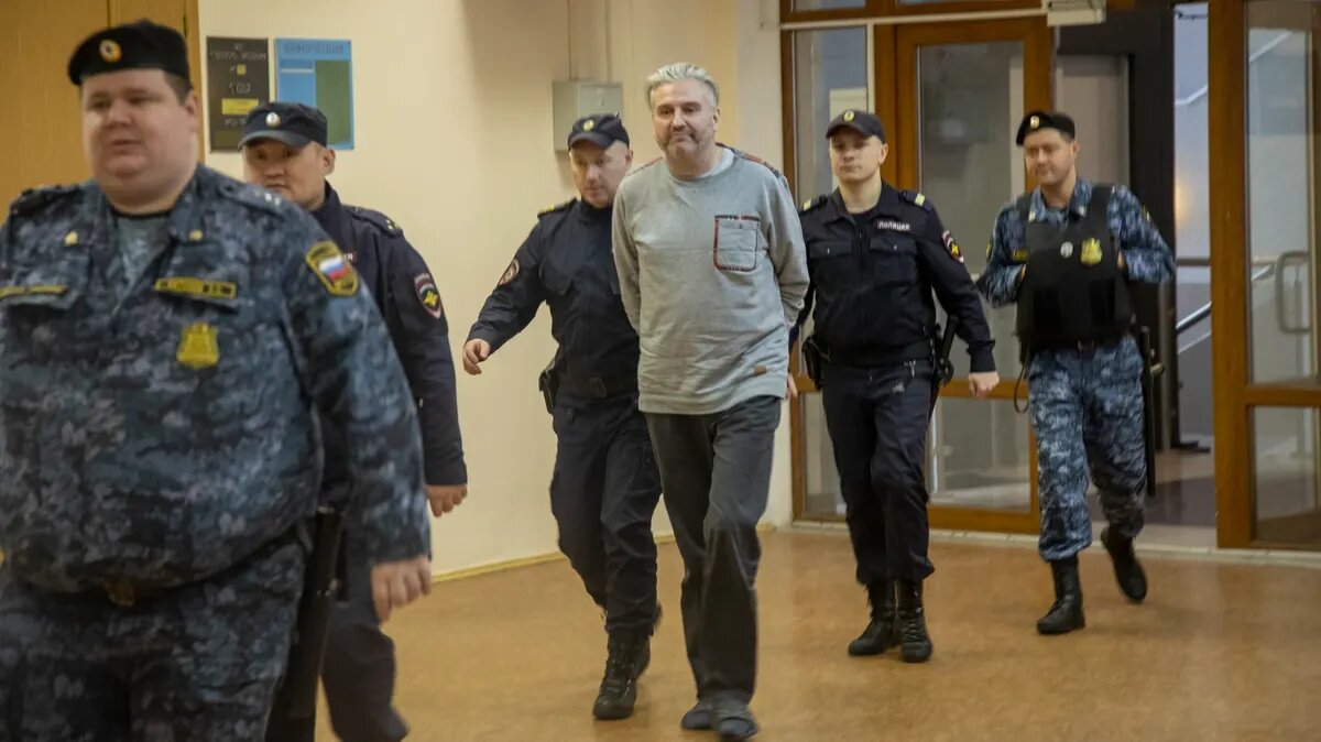 Олег Белоусов в суде, конвой доставил его из СИЗО. Фото: Алексей Душутин / «Новая газета»