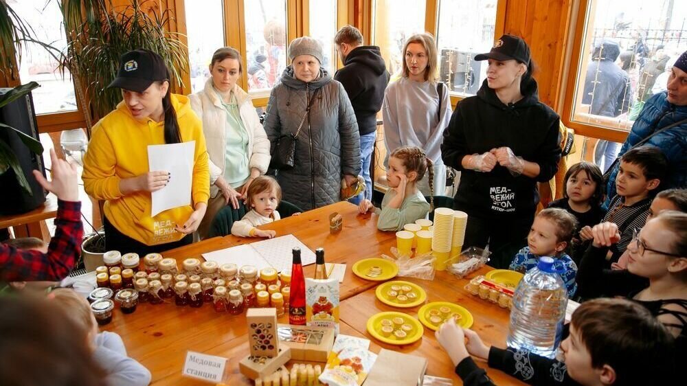     Семейный фестиваль «День медведя» в Ярославле посетили более тысячи человек. В честь праздника у памятника бронзовому медведю на камне провели театрализованное представление. Увидеть его пришли местные жители, а также гости города.