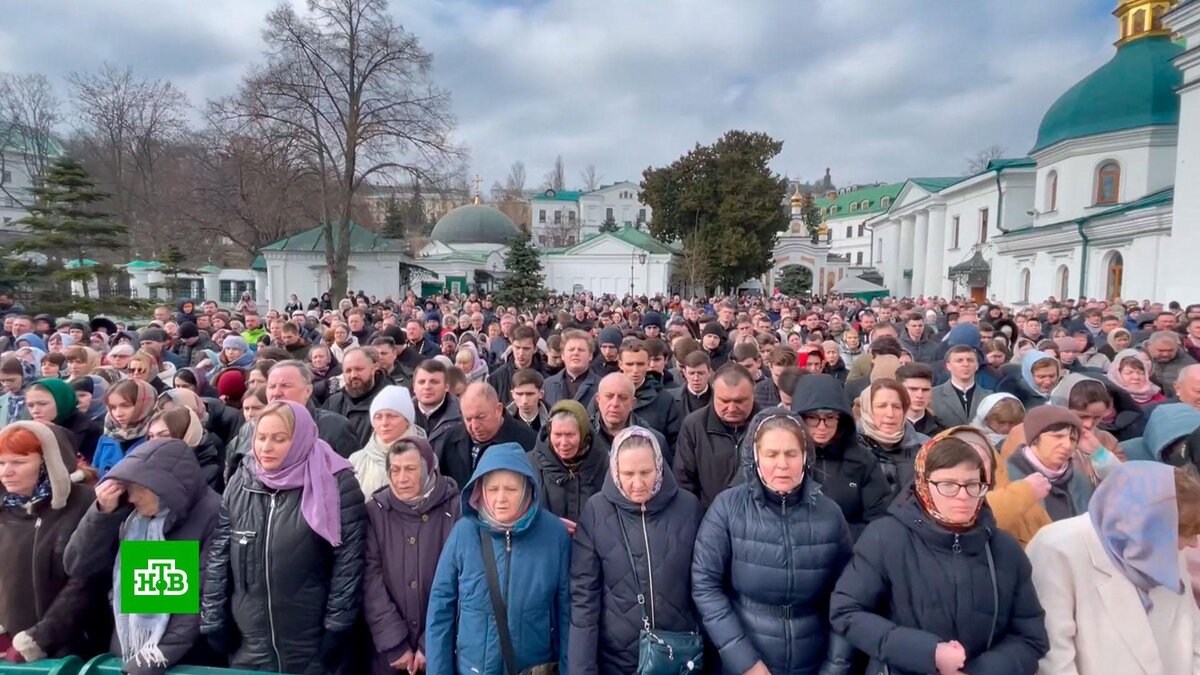    Верующие и священнослужители на Украине защищают    Киево-Печерскую    лавру