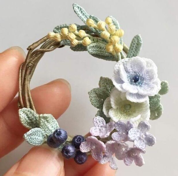 Брошь в виде венка крючком. *Фото заимствовано с популярного сайта для вдохновения