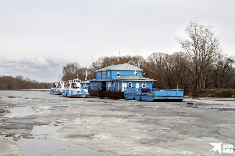     Катера, скованные льдом в гавани Трубежа.