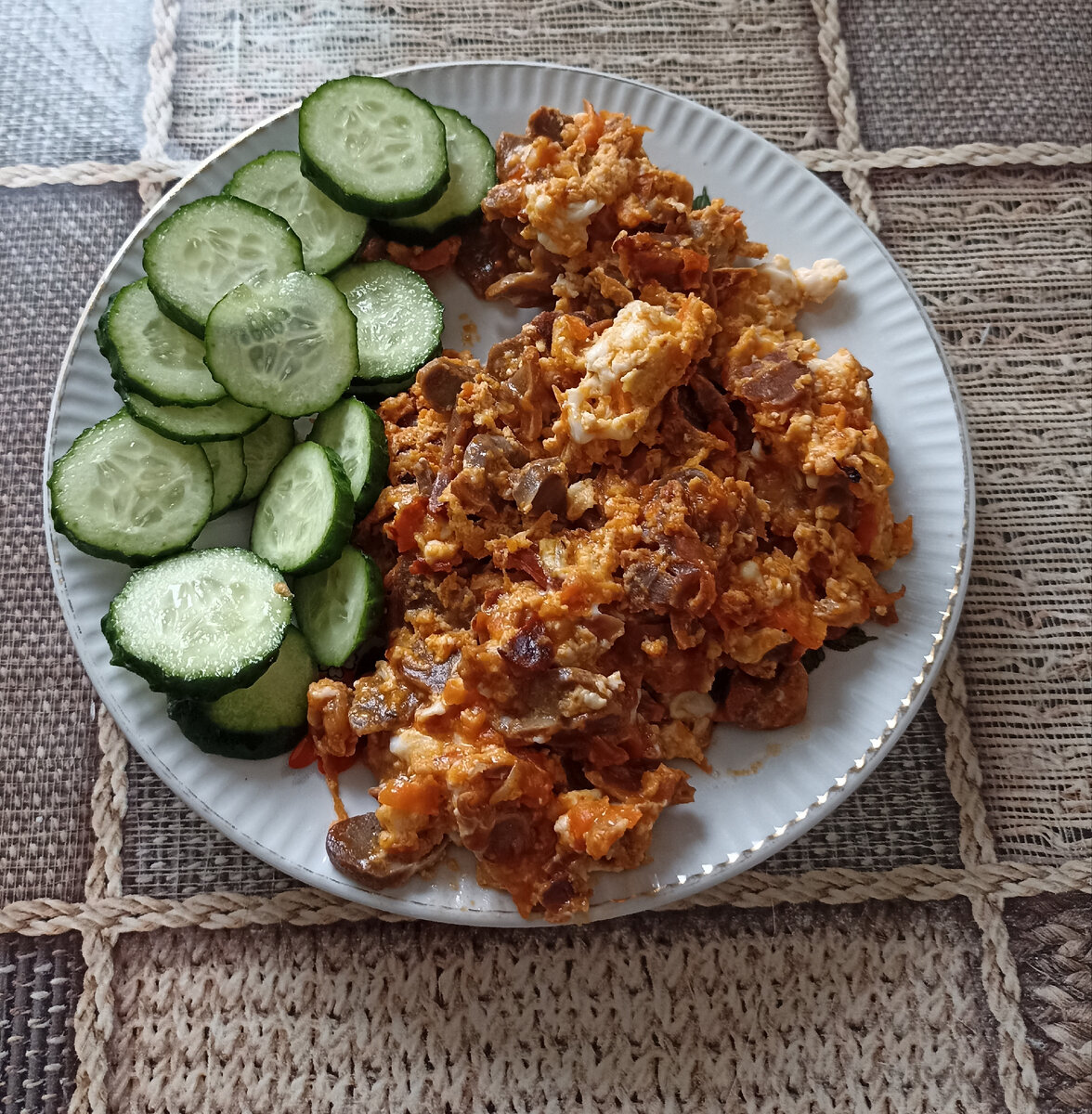 Яичница с желудочками и огурцом. 