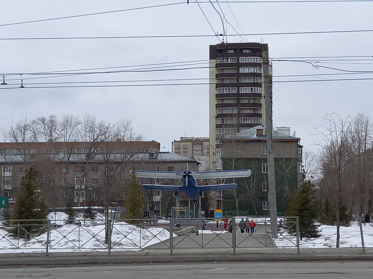 в прошлом году на улицу Авиастроителей пригородили-таки символический самолёт