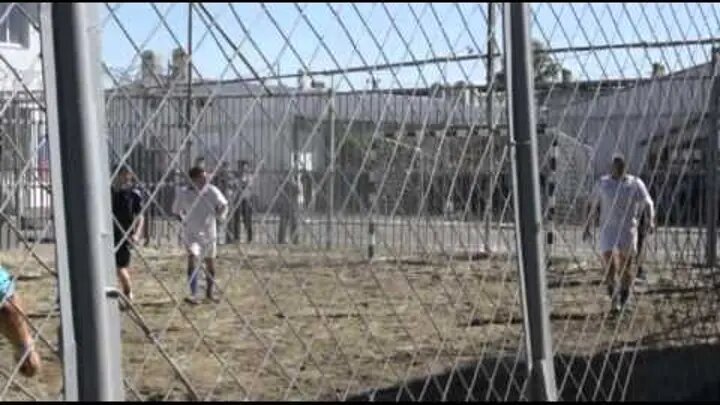 Футбол за решеткой...