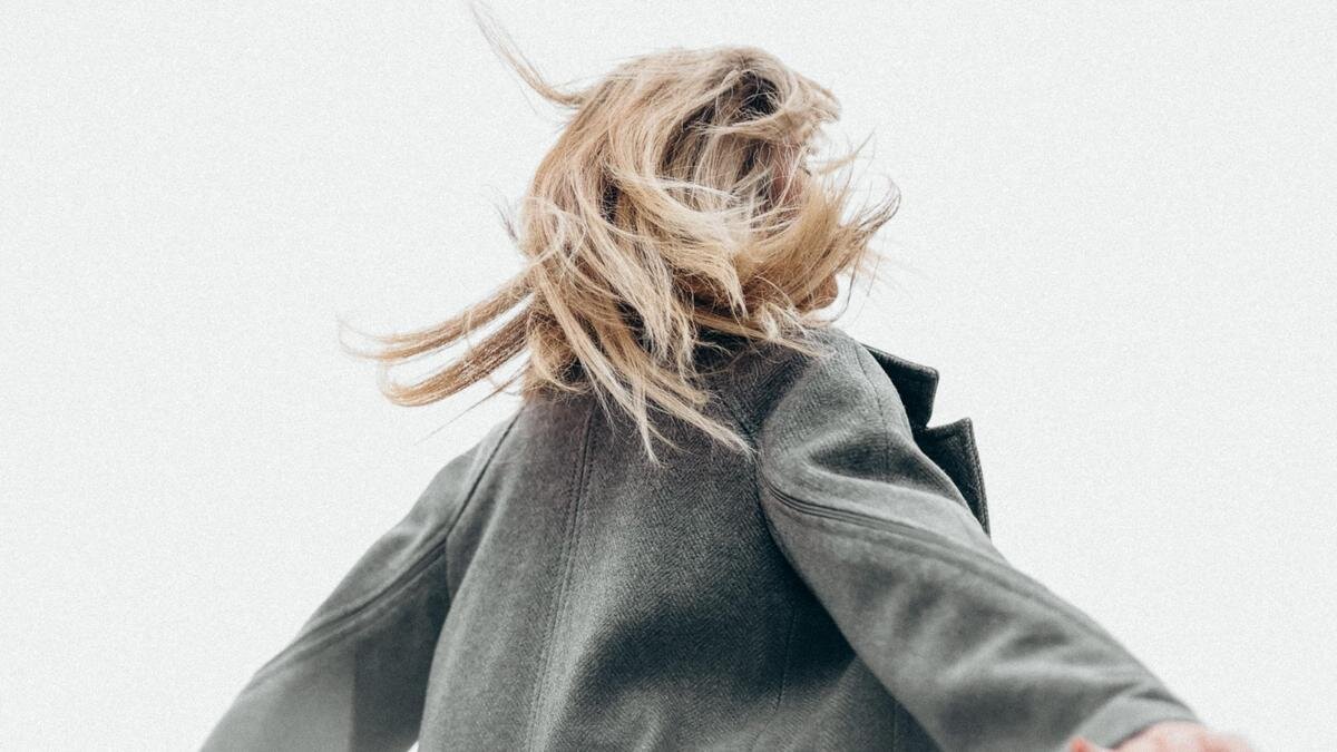    Сильный ветер треплет волосы девушки:pexels.com