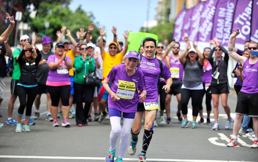 (на фото 92-летняя американка, пробежавшая марафон)