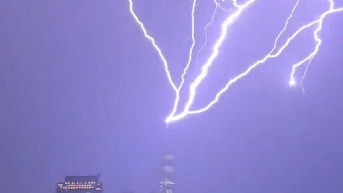    Молния ударила во Всемирный торговый центр:twitter.com/maximusupinNYc