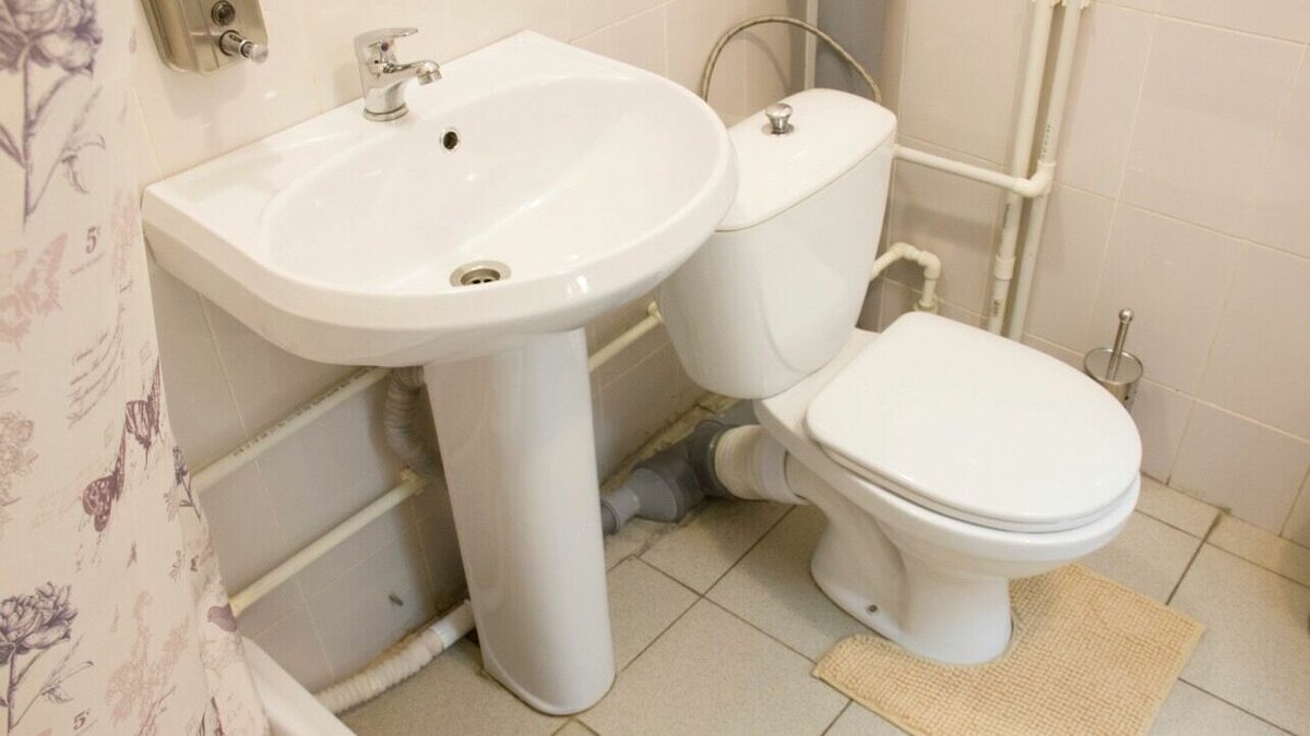     Жители одной из квартир дома №8 по улице Адоратского справляют нужду как могут. Свои фекалии они выбрасывают из окна во двор. Об этом рассказали в «Татарстан-24».