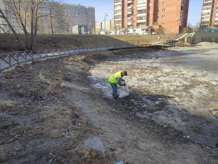    Кроме того, территорию пруда очистили от мусора, который скрывался под снегом
