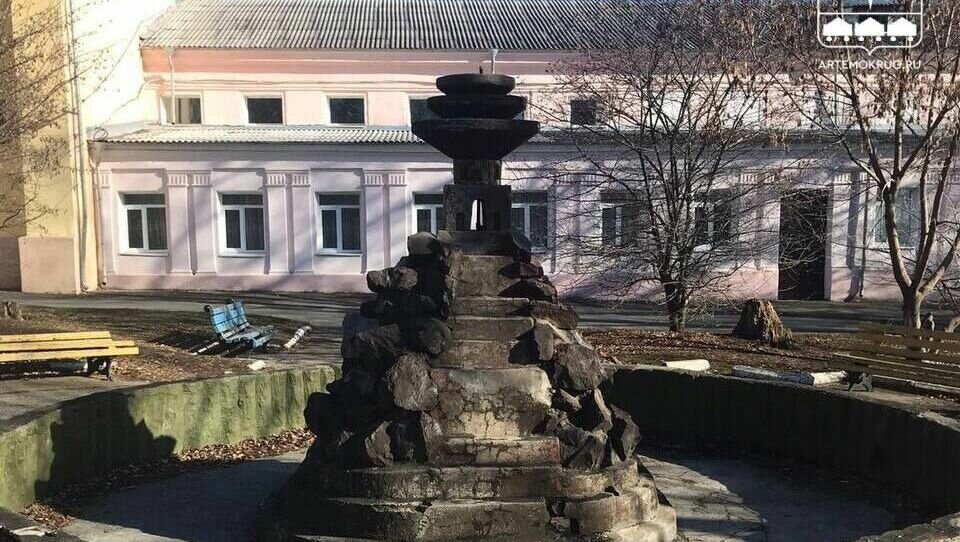     В посёлке Артёмовском (Артёмовский городской округ) в скором времени снова начнёт работу фонтан. Он будет радовать местных жителей журчанием прохладных струй. А восстановят фонтан в рамках конкурса «Твой проект».