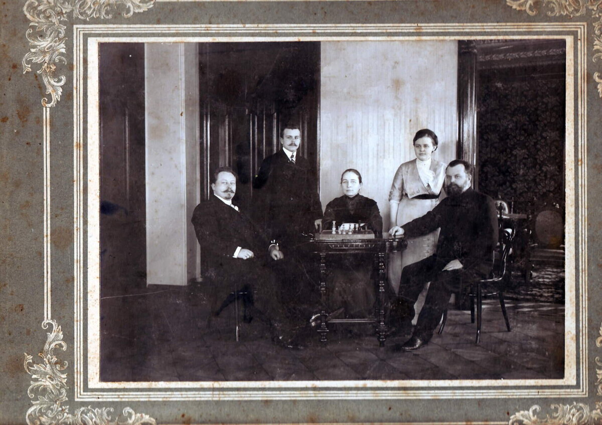 А.Д. Зонов в Туреке в доме Бушкова Григория Никандровича сватается к Анфие Григорьевне.