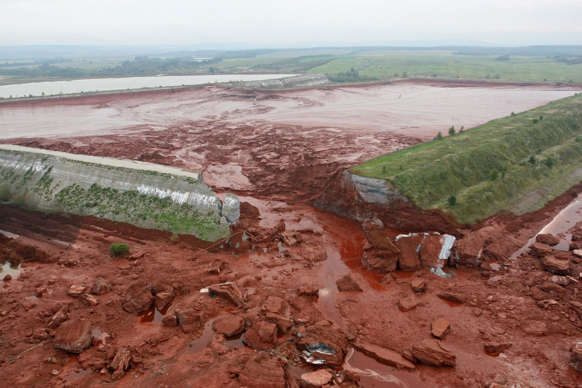 6 октября 2010. Экологическая катастрофа в Венгрии 2010 г красный шлам. Катастрофа в Венгрии красный шлам. Венгрия хранилища красного шлама. Разлив красного шлама в Венгрии.