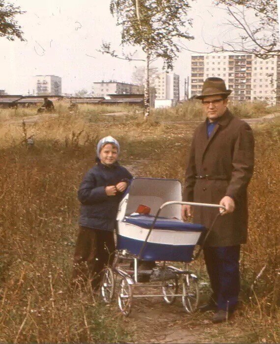 На фоне домов 18, 21, 23 по улице Веденяпина. Горький 1972 год.