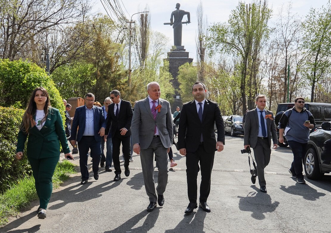 В Ереване на алее Пограничной Славы России в Парке Победы прошла высадка 100 берез. Фоторепортаж