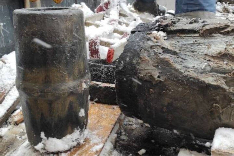     Специалисты петербургского Водоканала обнаружили деревянный трубопровод XVIII века во время реконструкции сетей / Фото: Водоканал