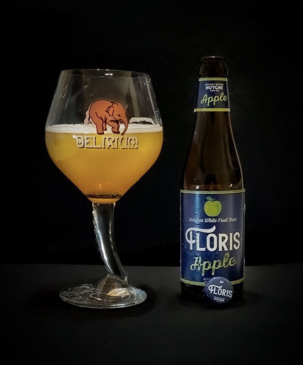 На фото редкая позиция марки Флорис, данная позиция со вкусом ялока, по сути - это классический пшеничный сорт пива с добавлением большого количества сока, в данному случае сока яблока, обладает уникальным вкусом и невероятно освежает, так как главная задача данного напитка - оставить хорошее впечатление (Пивоварня Хейге, Бельгия)