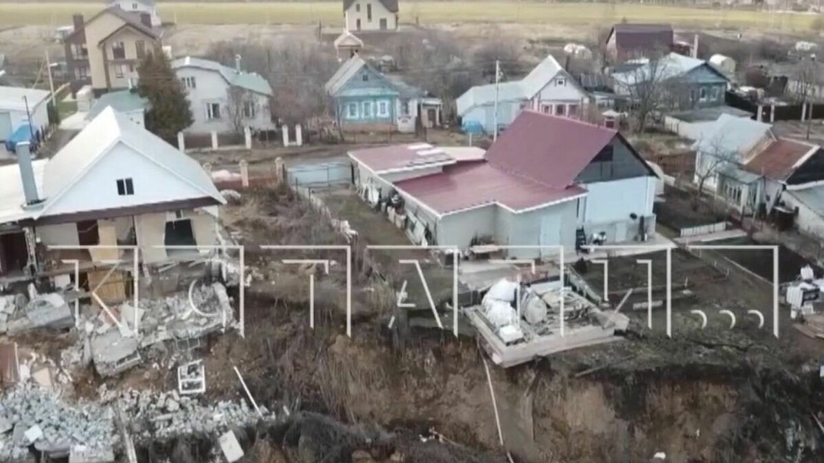     Владельцы пострадавших из-за оползней домов в деревне Караулово Кстовского района отказались переезжать в маневренный фонд. Об этом рассказал глава района Иван Уланов.