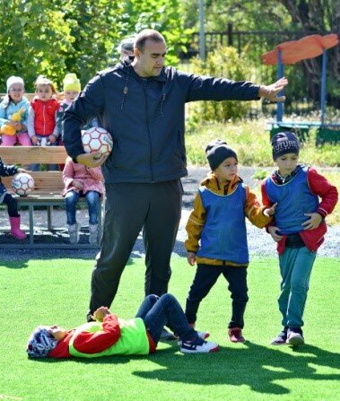 Инструктор по физкультуре В.А. Вергунов: идет футбольный матч. / ФОТО Александра Блотницкого