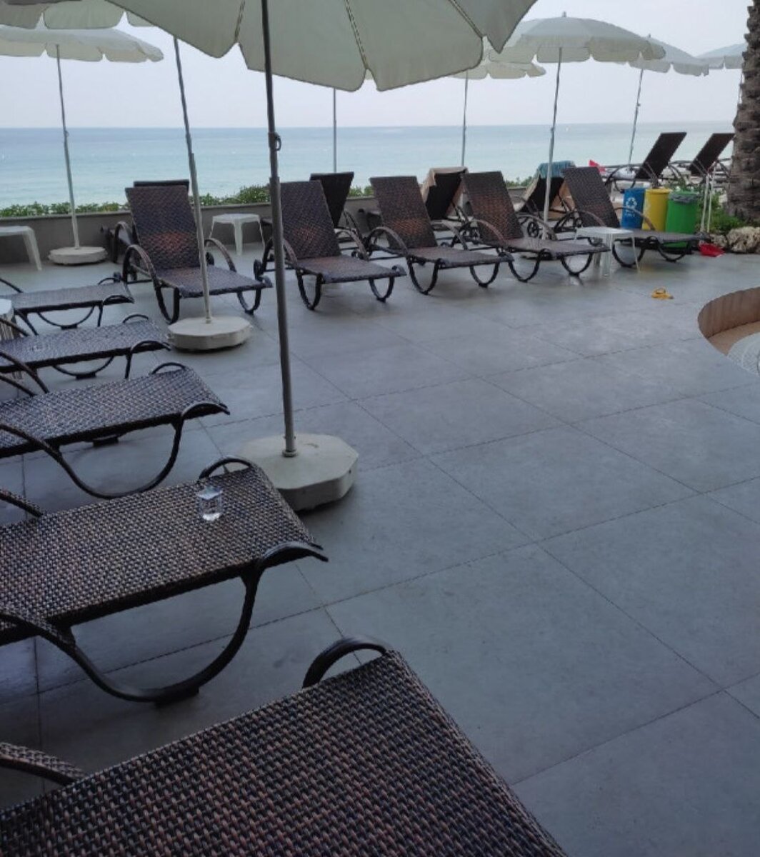 Зона возле бассейна. Фото  автора