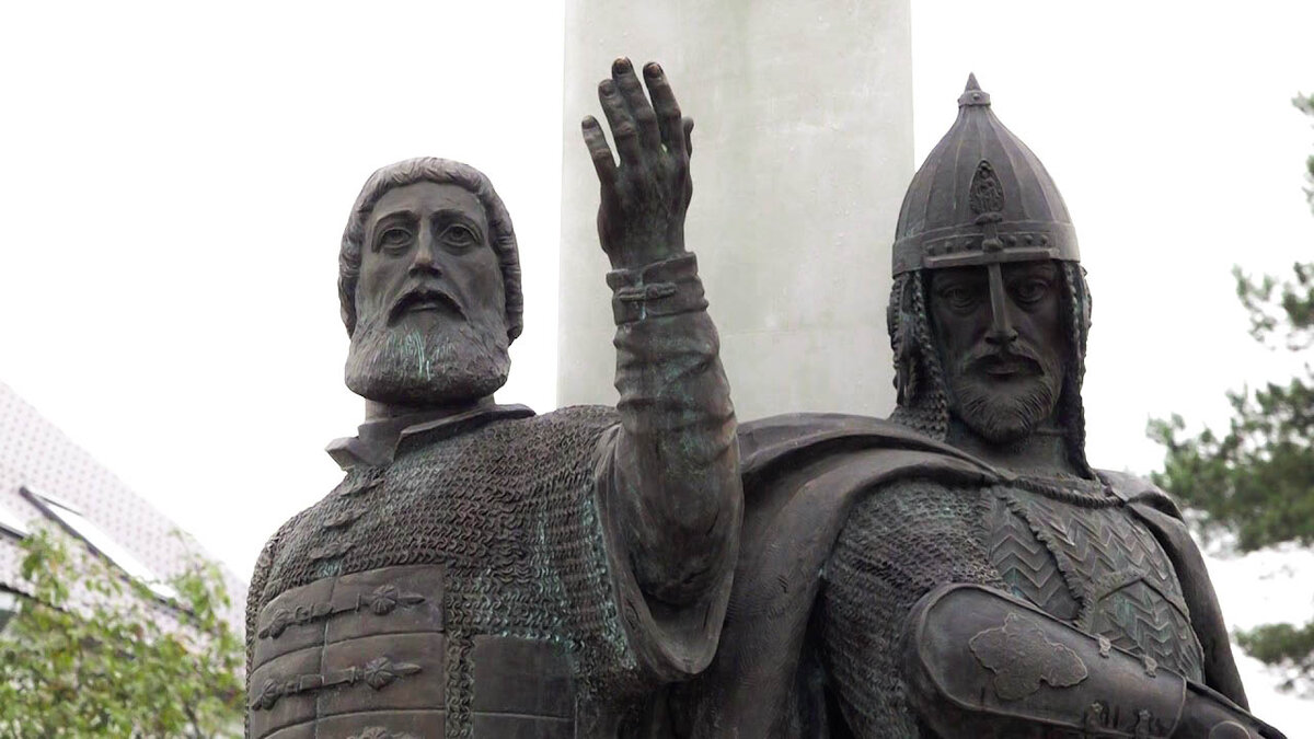 Памятник Козьме Минину и Дмитрию Пожарскому в Ярославле.