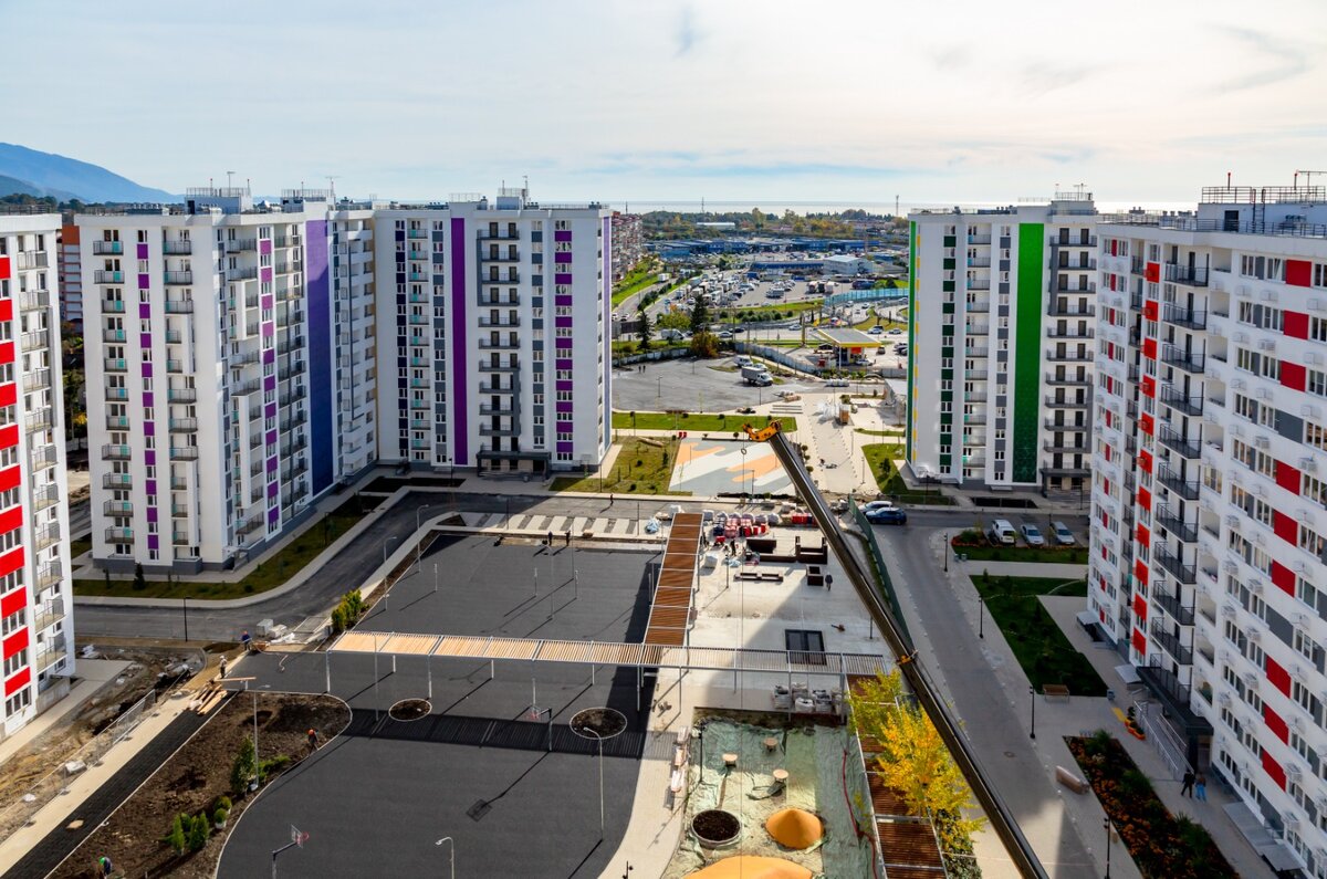 Один из самых больших новых жилых комплексов в Сириусе с собственной инфраструктурой.Фрукты — это девять 12-этажных домов, расположенных на побережье, с потрясающим видом на море, горы и Олимпийский парк. Это новая сетевая и инженерная инфраструктура, система «Безопасный город» и идеальные дороги.

Жилой комплекс подходит для жизни и отдыха, для сдачи в аренду, а также для выгодного инвестирования с целью перепродажи в будущем.

⚠️Площадь от 31-76м2. студии, 1-3к квартиры.

💰Стоимость от застройщика начинается от 12.6 млн.руб. за 31м2.

🔝У меня есть 2 спецпредложения по перепродажам на планировки 38м2.
Первая квартира с видом на Олимпийский парк и море, 10 этаж, вторая на Абхазию и море, 8 этаж.
Стоимость при этом варьируется от 13.3-13.6млн.руб.

🖊️Пишите мне в комментариях + и я отправлю вам планировки и всю необходимую информацию по комплексу.
