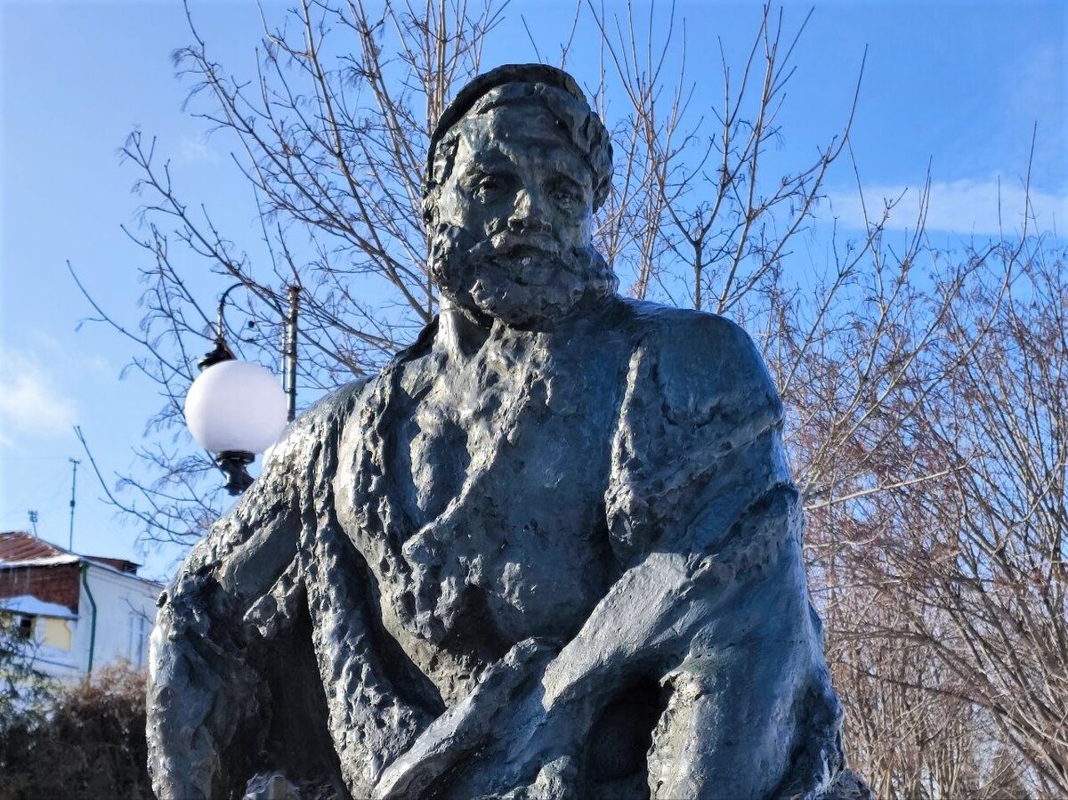 Памятник бурлаку в Рыбинске. Источник — dzen.ru/pa_myatnik