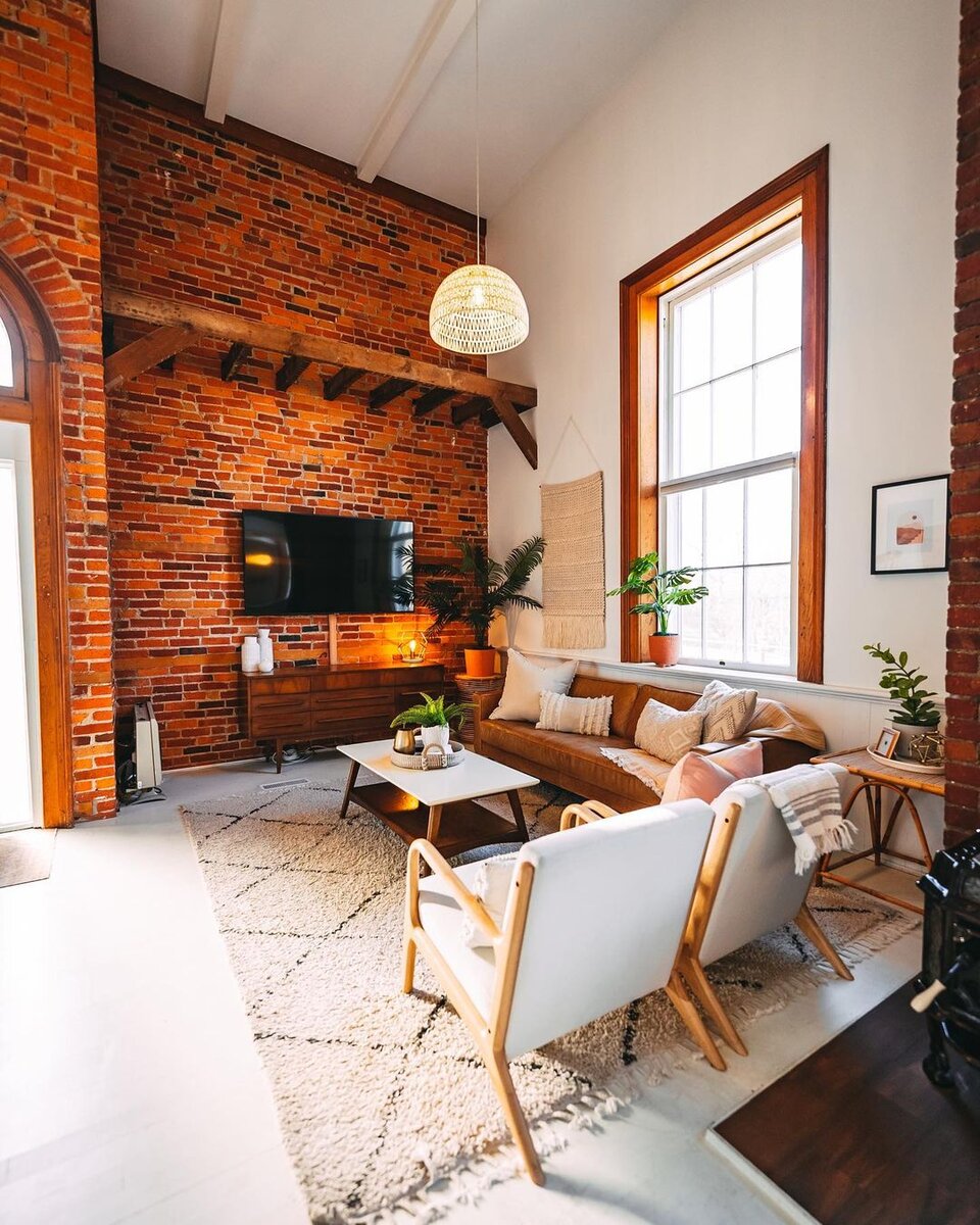 Дом двухэтажный, но над центральной частью, где располагается гостиная, только пустое пространство