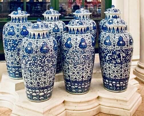 7 драгунских ваз из музея фарфора в Цвингере, Дрезден.