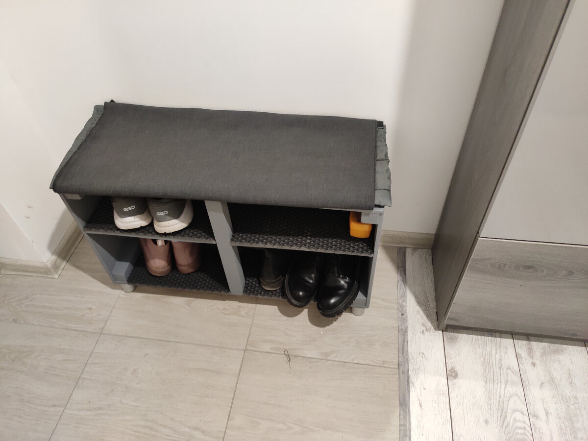 Пока просто положила на обувницу, здесь видно какая ткань 