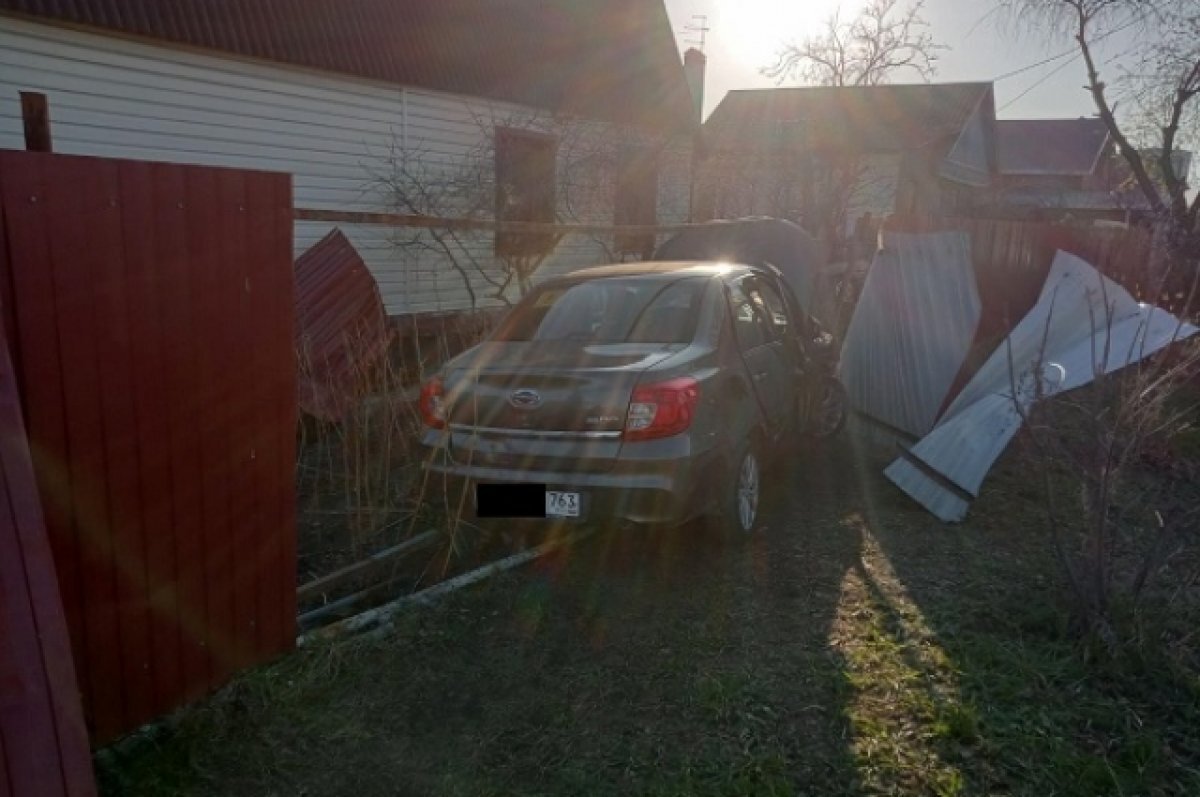    Тольяттинка на «Гранте» не пропустила «Датсун», влетевший после ДТП в забор