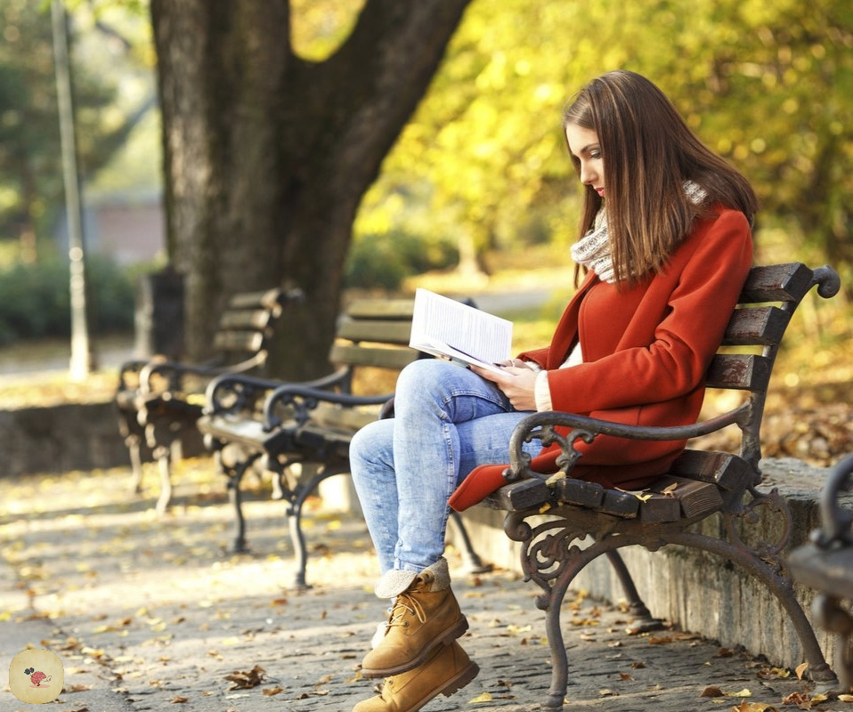 Сидящая женщина с книгой. Люди на скамейке в парке. Человек на скамейке. Сидит на скамейке. Девушка сидит на лавочке в парке.