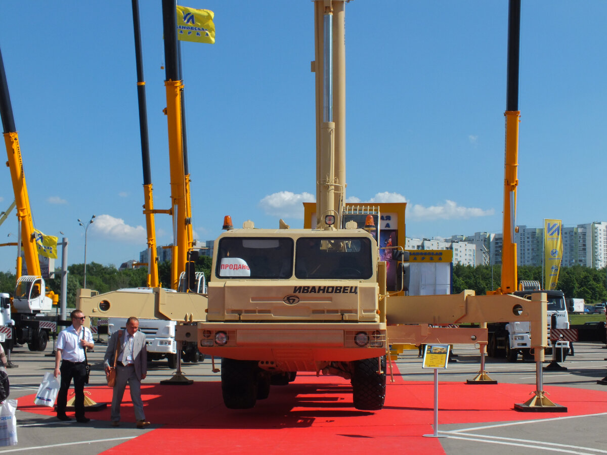 Тягач БАЗ с краном Ивановец. Фото автора.