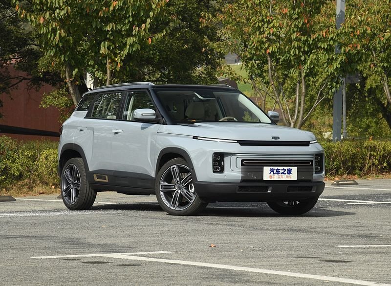     Geely Icon выпускается с 2020 г., но до сих пор привлекает к себе внимание необычными дизайнерскими решениями