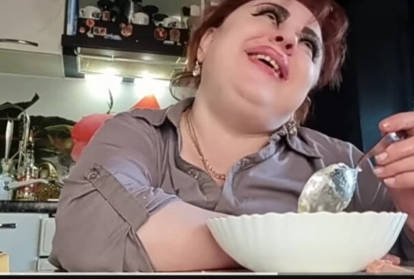 Просто начала ржать и закатывать глаза. Максуд наблюдает... 