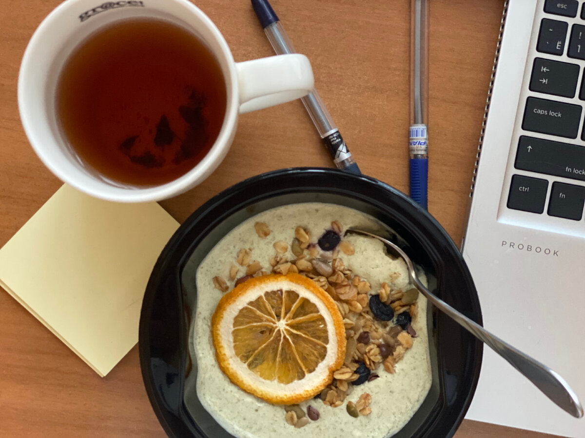 Рабочая обстановка с полезным завтраком 