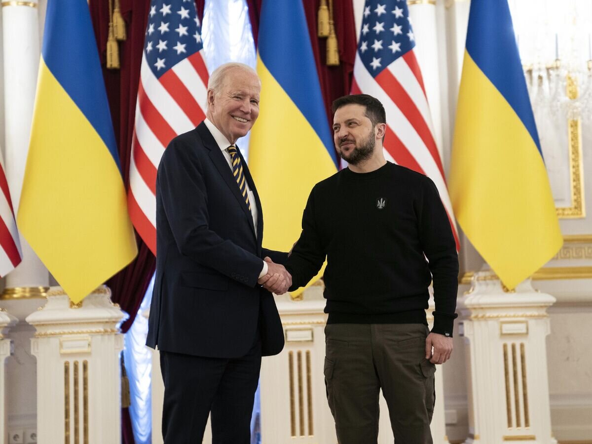    Джо Байден и Владимир Зеленский во время встречи в Киеве© AP Photo / Evan Vucci