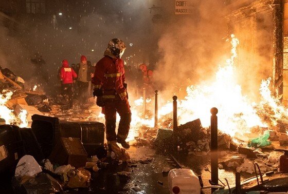    Горящий мусор на улицах Парижа в ходе протестных выступлений против пенсионной реформы