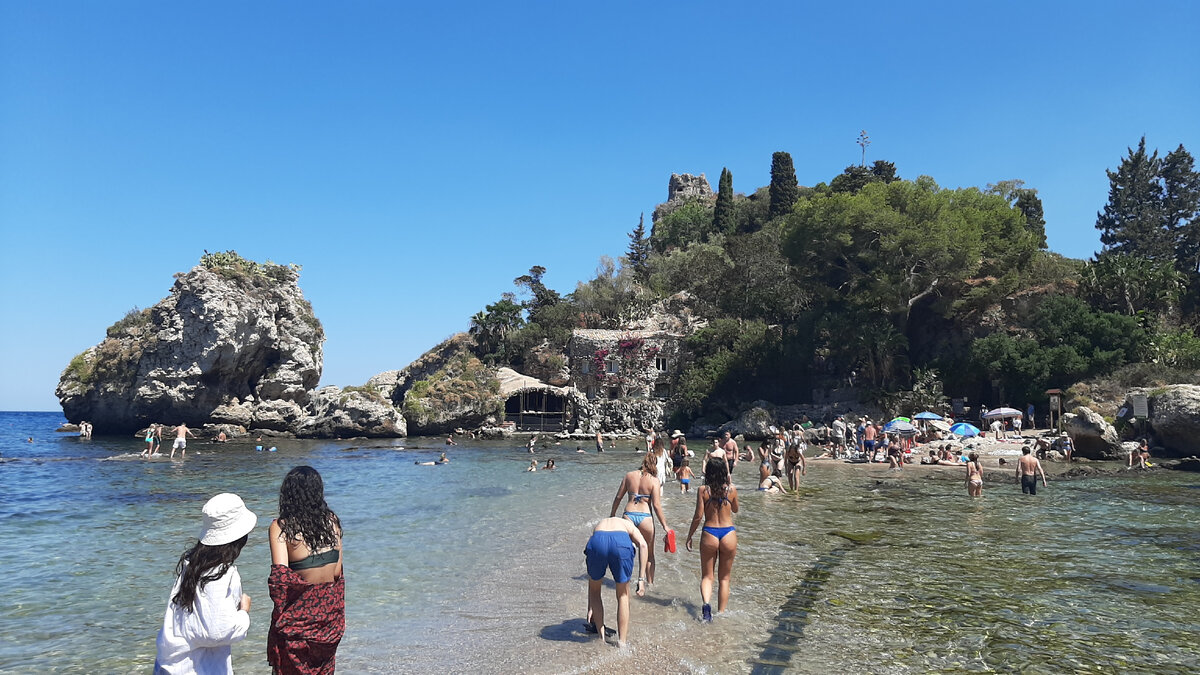 На фото Isola Bella, что в переводе "Красивый остров". Сицилия