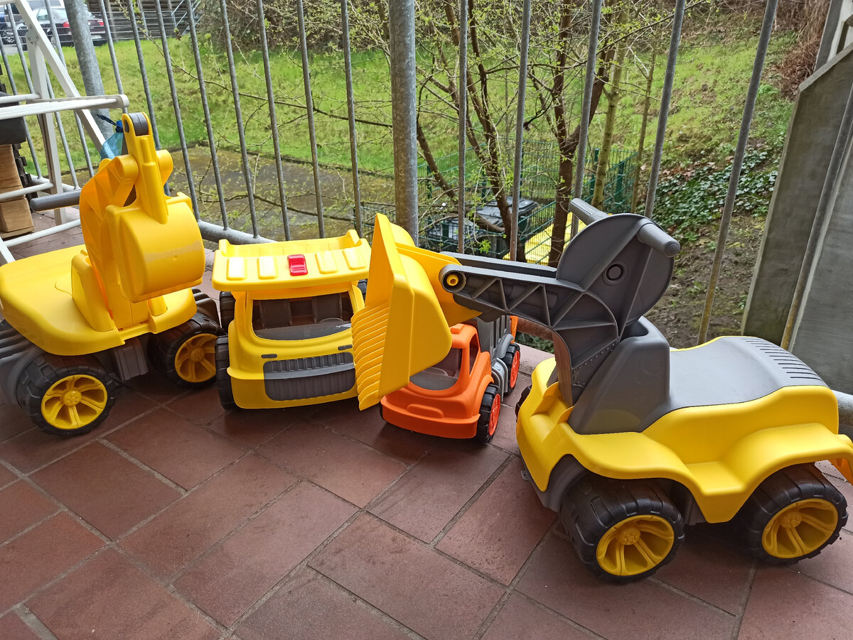 И это не все. Ещё есть трактор, машинка, пожарка и ...