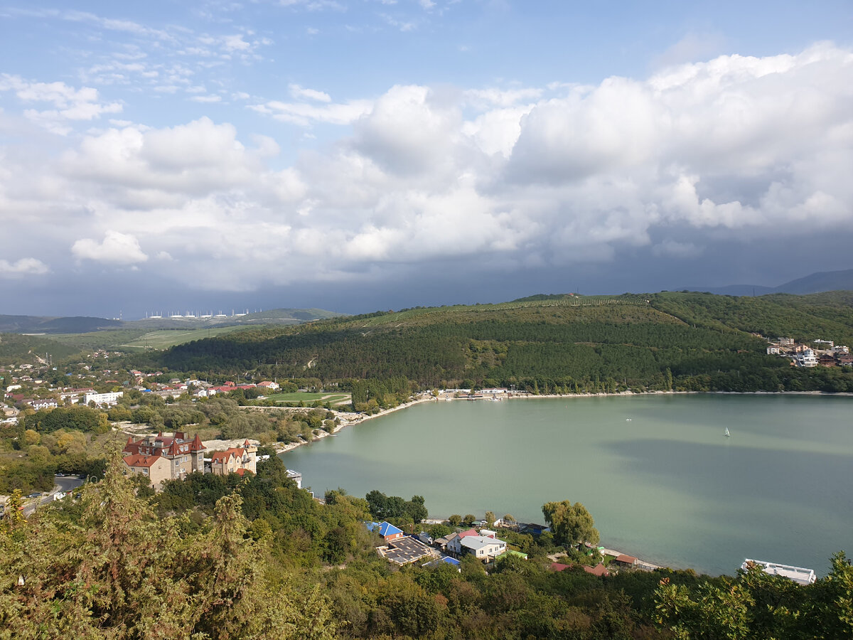 Слева стоит замок под названием кафе "Крылья", справа в углу на другой стороне озера начало маршрута.